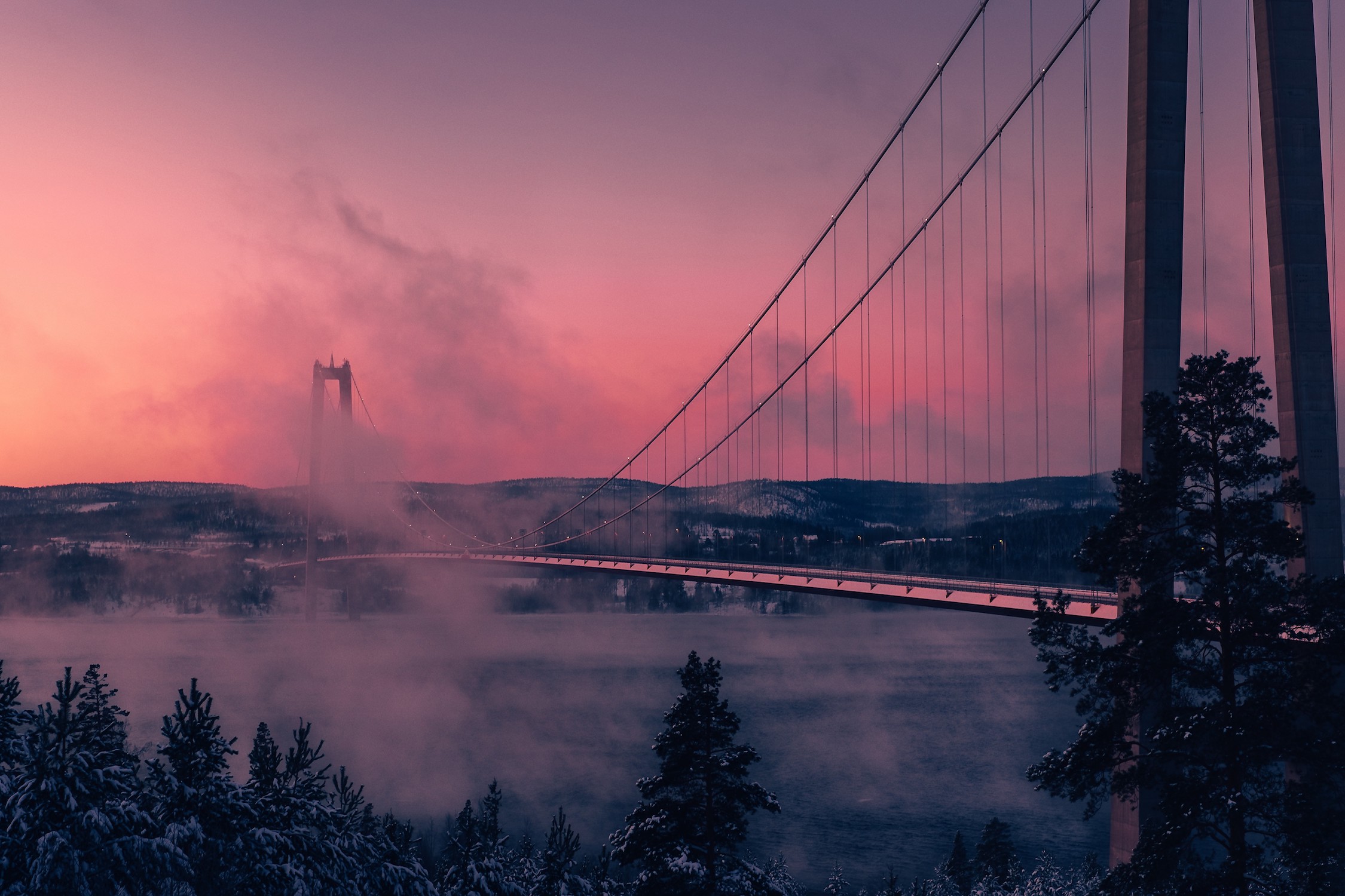 Bewolkte Brug 3D Fotobehang